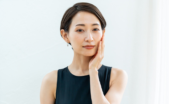 40代・50代のアイメイク 昔覚えたメイク法が老け見えの原因！ 垢抜けできる眉＆目元メイクをプロが解説