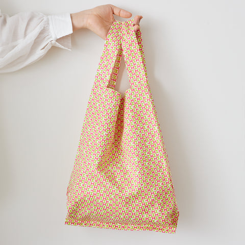 大きめのネット編みエコバッグを編みました 可愛いピンクとベージュの組み合わせホタルアミキッズのかぎ針編み作品♪