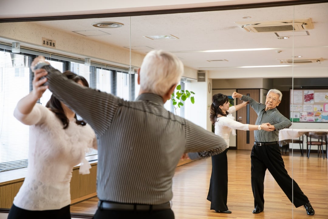 シニアダンス教室！ 8月22日 金 に 三協住宅サービスにて開催します！ ダンスは健康面が気になってくるシニア世代にピッタリのスポーツです楽しみながら体を動かせるチャンス！ 55歳以上なら誰でも参加OK！ お気軽にお問い合わせください♪ 日程:8月22日 金 10：00