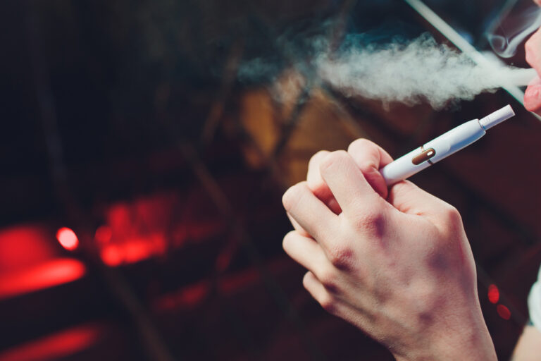 アイコス 加熱式タバコ を使えば禁煙が簡単になるって本当？電子タバコ VAPE などの代替手段や禁煙の進め方もご紹介VAPE-X Column