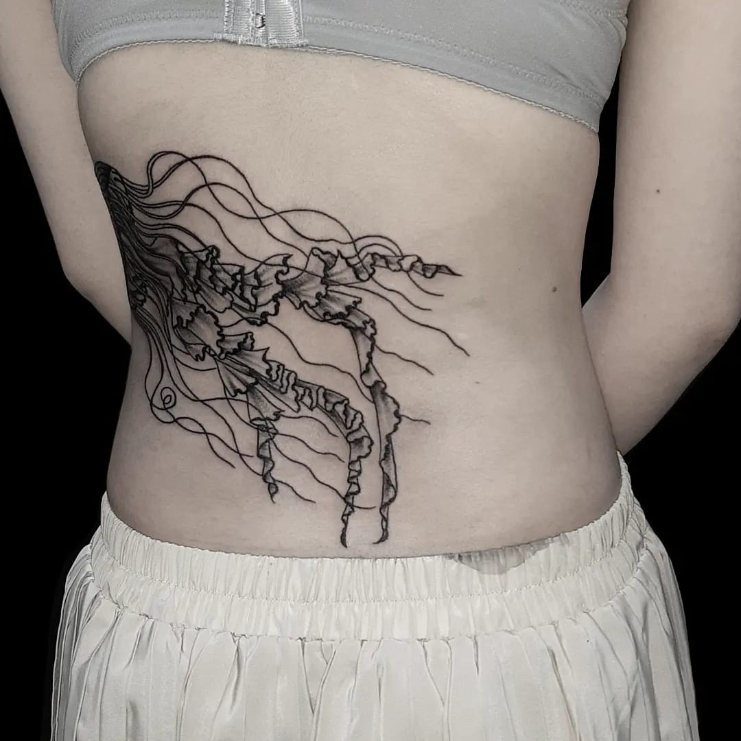 脇腹 洋彫金沢市・野々市市のタトゥー TATTOO・刺青 ならBee's Stingビーズスティング一般社団法人日本タトゥー イスト協会加盟店