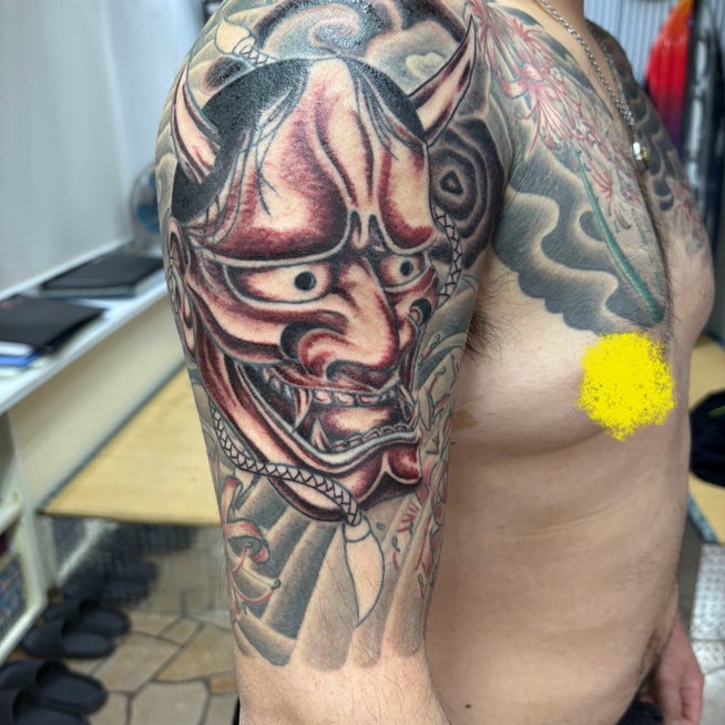 般若抜き彫り 般若の刺青の意味 嫉妬や怒り、恨みを表現する、女性の鬼の顔を表します。また、邪気を払う守護の象徴としても捉えられ、内なる力や自己防衛の意味も含まれています。彫冬般若和彫り般若タトゥー東京タトゥー東京タトゥー東京タトゥースタジオ