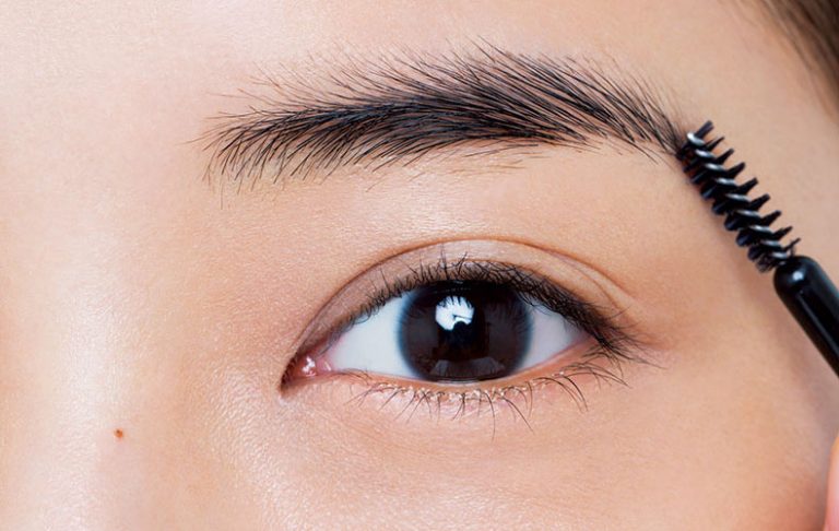 太くて濃い眉さんの眉毛メイクの描き方くすみカラーをのせてやさしい印象に！ プロに学ぶ垢抜け眉毛になる方法ファッション雑誌『リンネル』の読みもの