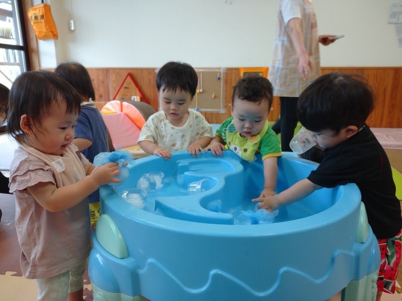 氷遊び東京都認可保育園 世田谷はっと保育園