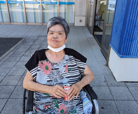 入院中だった堀江さんの母・ナチ子さん 中央 を囲んで新春のお祝いをする医師や看護師たち＝２０１８年１月 堀江さん提供- 亡き母が眺め心癒す 緩和ケア病棟の花壇、感謝の手入れ済生会飯塚嘉穂病院 - 写真・画像 2 2西日本新聞me