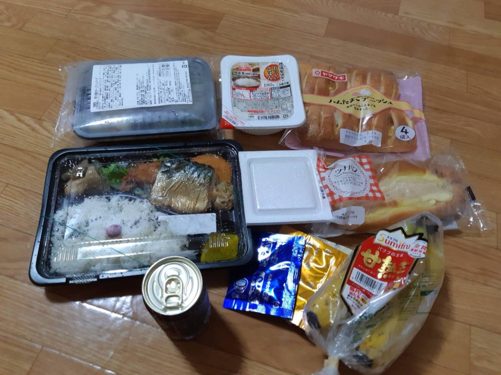 屋内でホームレスの人々に食事を提供するボランティアの写真素材・画像素材 Image 111044482