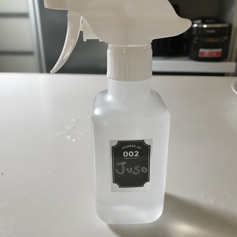 セリアの白い詰め替えボトル。洗剤やスプレーもおしゃれに統一