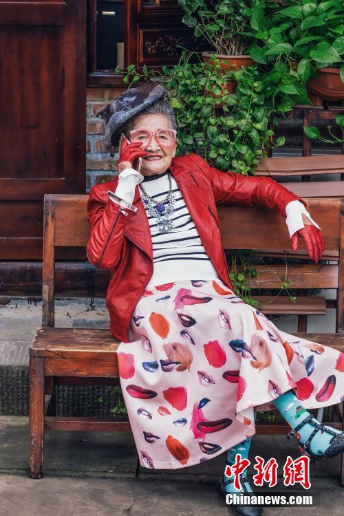 シニアもおしゃれな服で若々しく！ 高齢者でもおしゃれにファッションを楽しむおすすめの方法 –孫代行『まごとも』シニア世代に