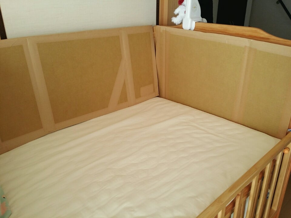 ベビーベッドガードには窒息事故の危険性も！海外では使用を禁止されている国もある！大人用ベッドにつけるベッドガードも1歳半以降からままのて