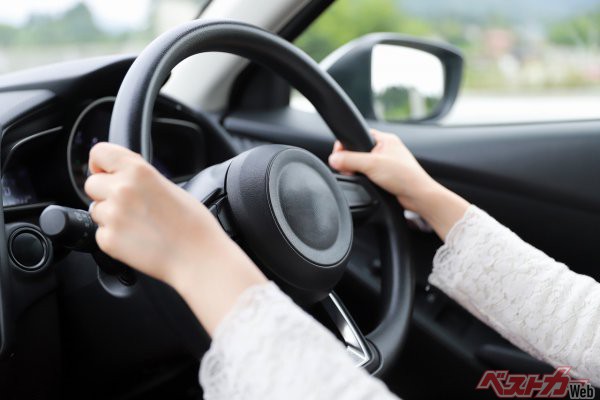 なぜハンドルのテッペンを持つ!?」いま増殖中の“あんちゃん握り”ドライバー。気になる理由を解説！公式 モノマックス MonoMax 付録、カバン、時計、家電、カップ麺などの情報を詳しく解説