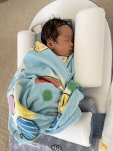 まるで抱っこされているような「横向き寝」 - 東京の産後ケアサービス「産後ママたすけ隊」