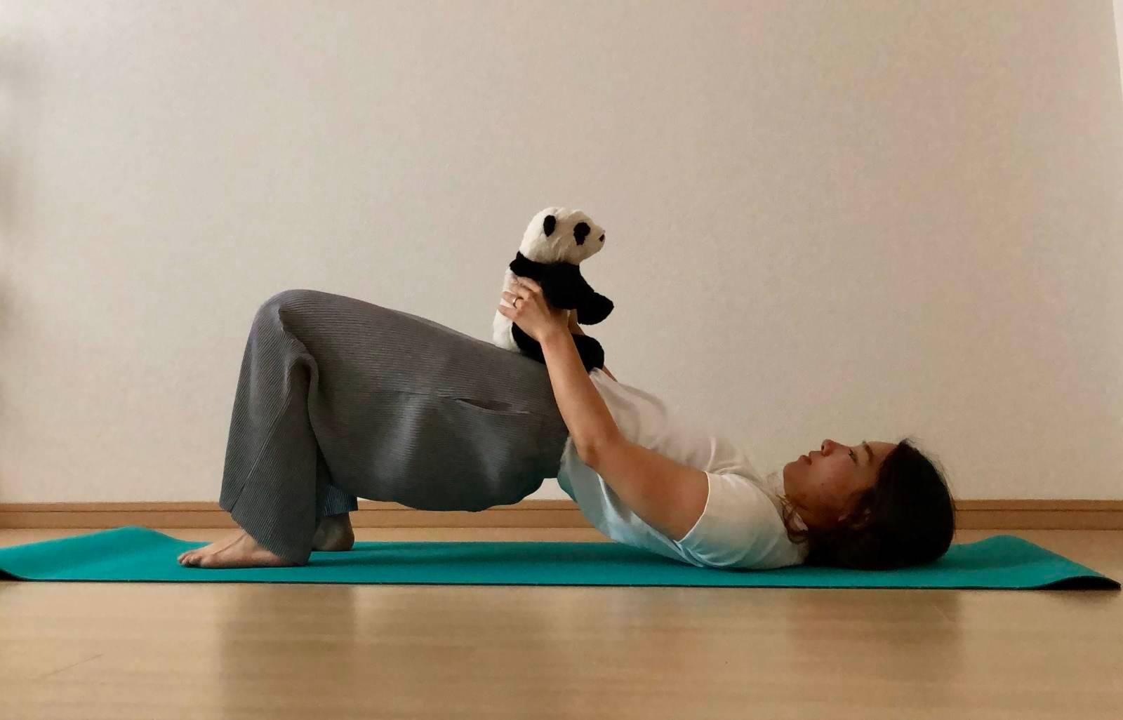 赤ちゃんのポーズ出張ヨガ マインズ出張ヨガ マインズ