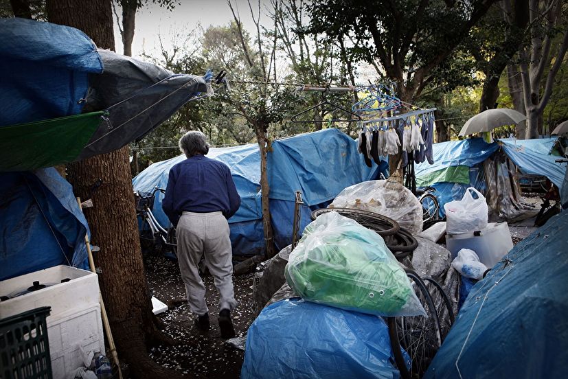 ソースをかけるオバマ大統領。退役軍人や退役後にホームレスとなった人々に食事を提供 - CNN.co.jp