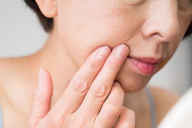 頬こけってなに？原因と治療法について、医師が解説！ - 医療脱毛専門美容皮膚科レナトゥスクリニック