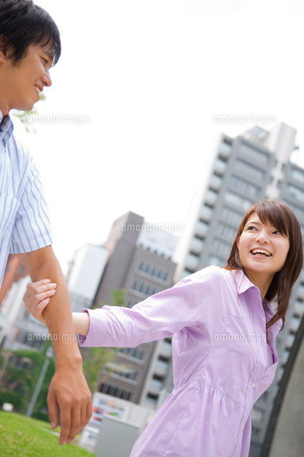 物を渡す時に手が触れるのはなぜ？女性の手に触る男性