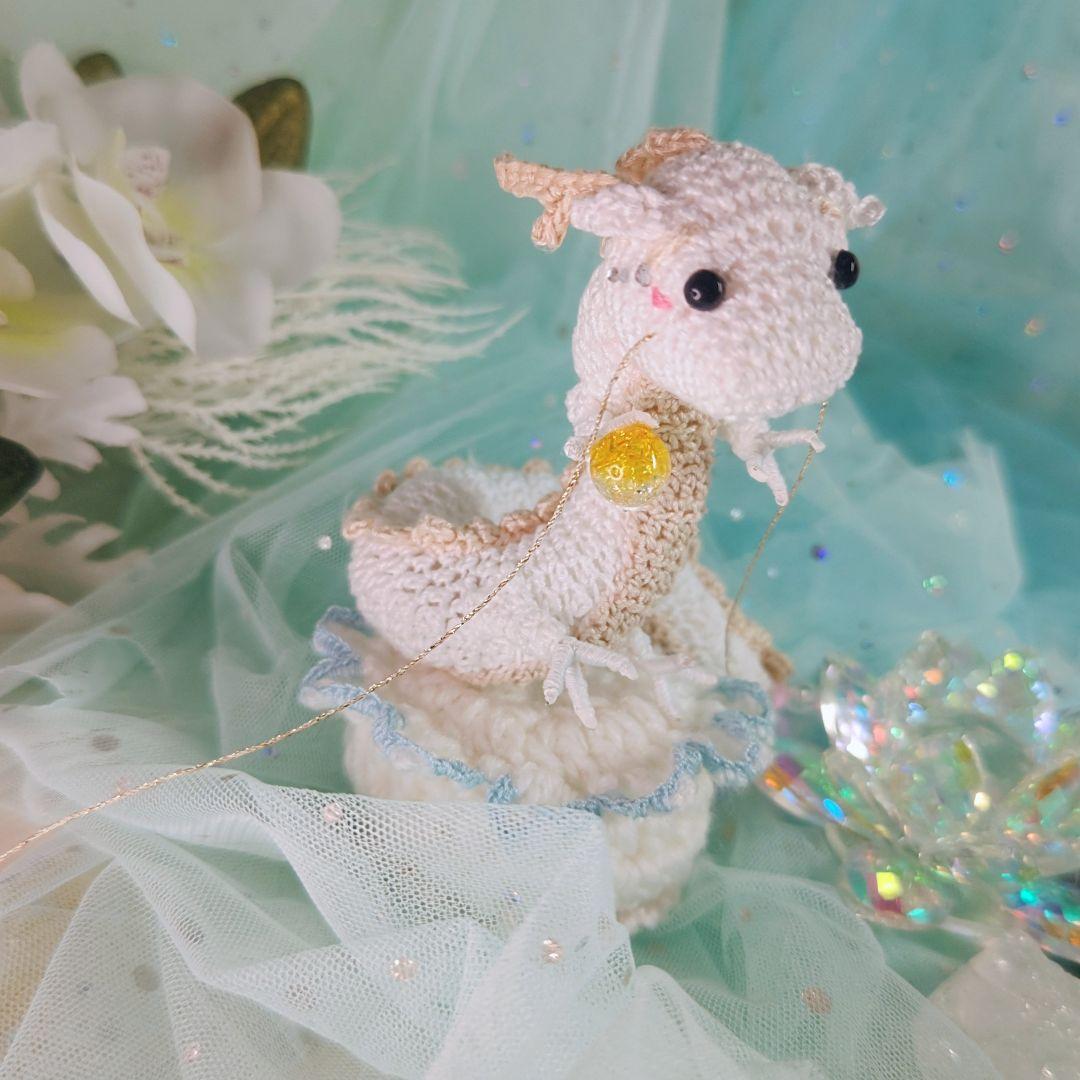 龍の置物 ホワイトorゴールド クリスタル スピリチュアル 風水 龍神様 開運力 開運厄除 祈願成就 金運アップ 開運 金運 財運 装飾置物 成功パワー 縁起物 祈る 厄除け 魔除け プレゼント 贈り物 虹色 お守り 幸運 ドラゴンの通販はau PAY マーケット - AiO JAPAN株式会社