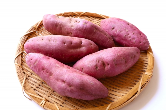 ダイエット ダイエットレシピ 簡単レシピ 痩せるレシピ お芋レシピ, ■材料 4個分・絹ごし豆腐100g ・さつまいも1本 約220gA 片栗粉大さじ2A ラカントS顆粒大さじ2A 塩ひとつまみ , ■調理時間 約20分 , ■栄養成分 1個あたり・エネルギー 125kcal ・タンパク質 1.8g ・脂質 1.2g ・炭水化物 28.8g