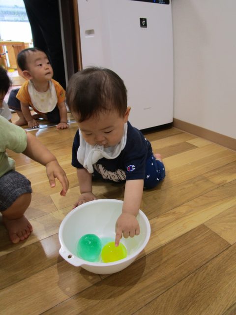 ☆0歳児氷遊び☆アスク愛子保育園