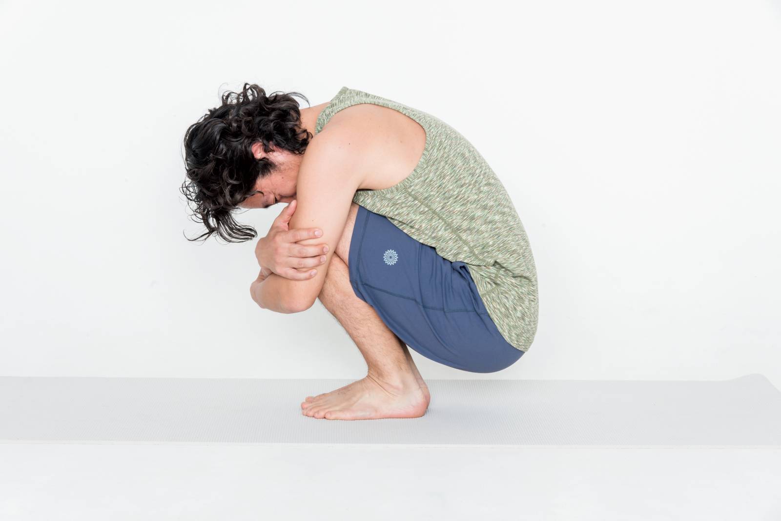 にいがた元気エクササイズ 両膝を左右に倒して腸に刺激、「膝抱え」とセットで効果アップ！ 便秘、尿漏れ対策編・腰ひねり新潟日報デジタルプラス