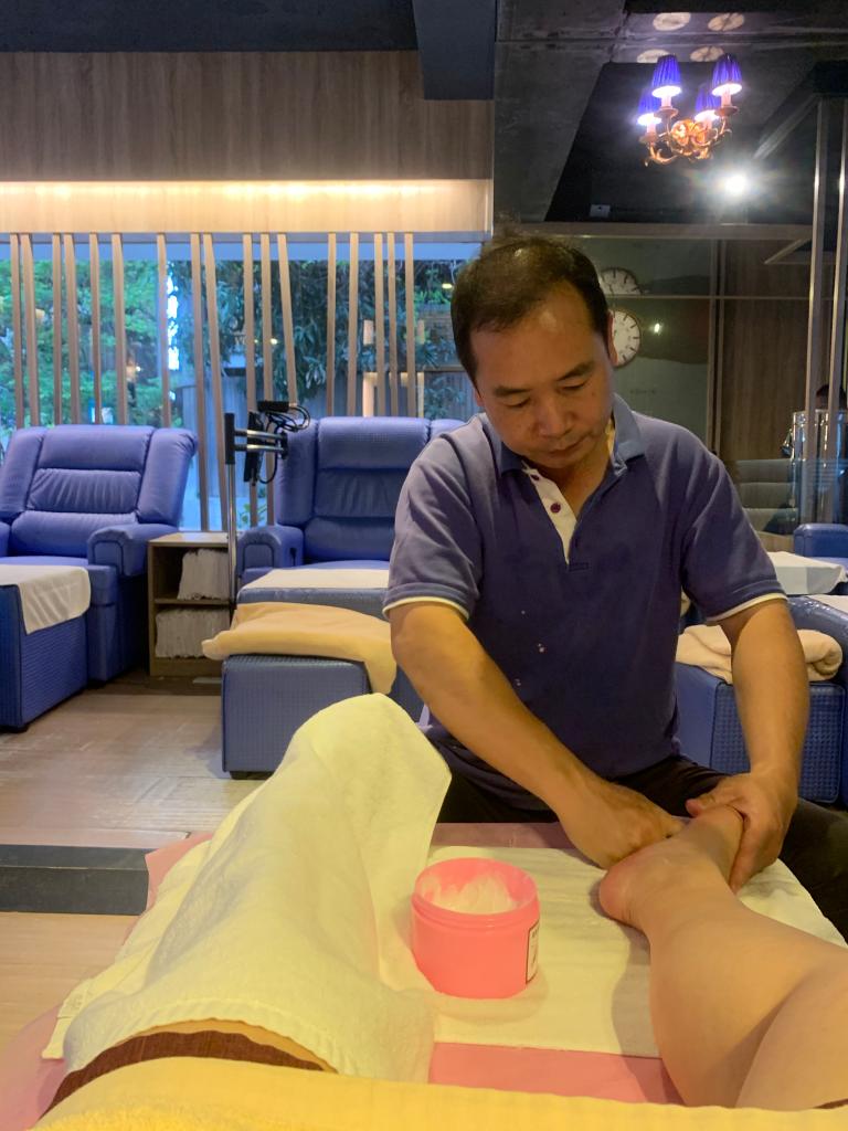 台北ナビ編集部台湾マッサージ明瞭会計で安心！ベテラン施術師揃いのアットホームな「木村SPA」でくつろぎマッサージはいかが？ 台北ナビでおなじみだった「君の元気」の神整体師・林先生もスタッフに加わりパワーアップしてリスタートしたと聞いて、再度行ってき