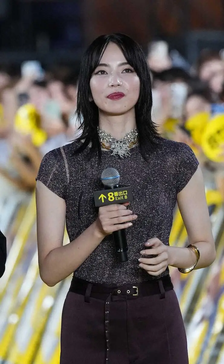 メイクのビハインドザシーンも公開。小松菜奈さん、シャネルをまとってカンヌデビュ