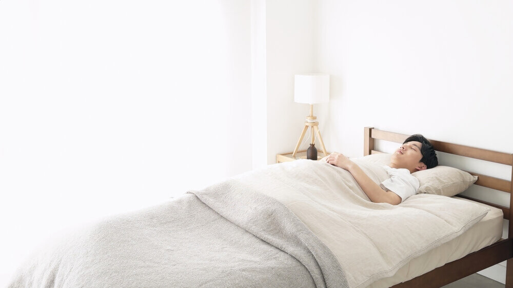 寝る時にエアコンはつけっぱなしでも大丈夫？ 電気代や注意点をわかりやすく解説 - ＋1 Day