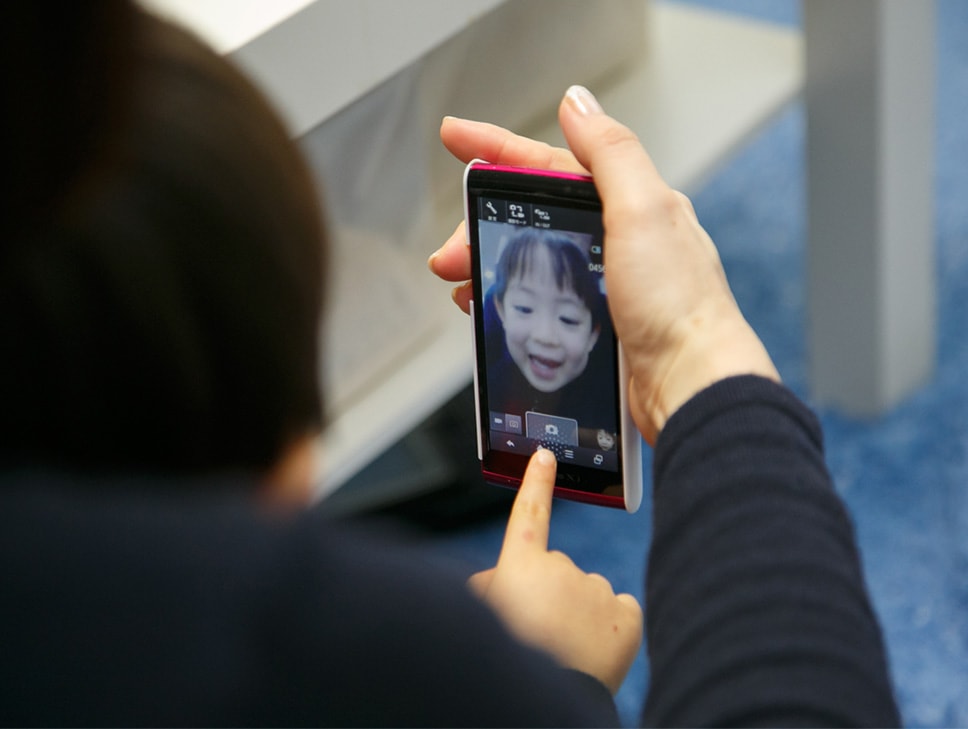 スマホの持ち方を変える！ 3WAYスマホスタンドとしても使える「SYANTO Stand Lite」ライフハッカー・ジャパン