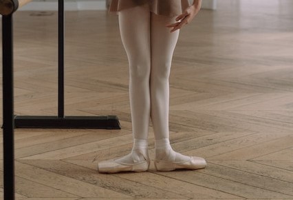 バレエの足のポジション 1〜5番 - 森のバレエヨガ - 三科絵理