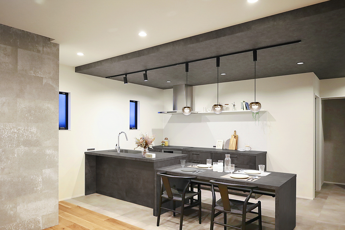 ショールーム展示のご紹介滲んだ墨色のような、特徴的なカラー「ベトングレー」まるでオブジェのような雰囲気を醸し出し、主張しすぎること無く空間に馴染んでいます。 ベトングレーのキッチンと荒々しい木目が特徴のアンティコパインのダイニングが一体成形され