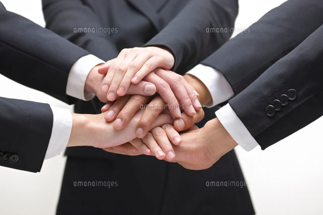 この写真はあるアイドルの写真ですが、こんな手の組み方を見るのは初めてで、ど- Yahoo!知恵袋