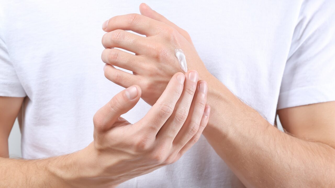 医療従事者監修 手の甲脱毛とは範囲や自己処理とクリニック施術の違いについて医療脱毛、医療レーザー脱毛なら渋谷美容外科クリニック