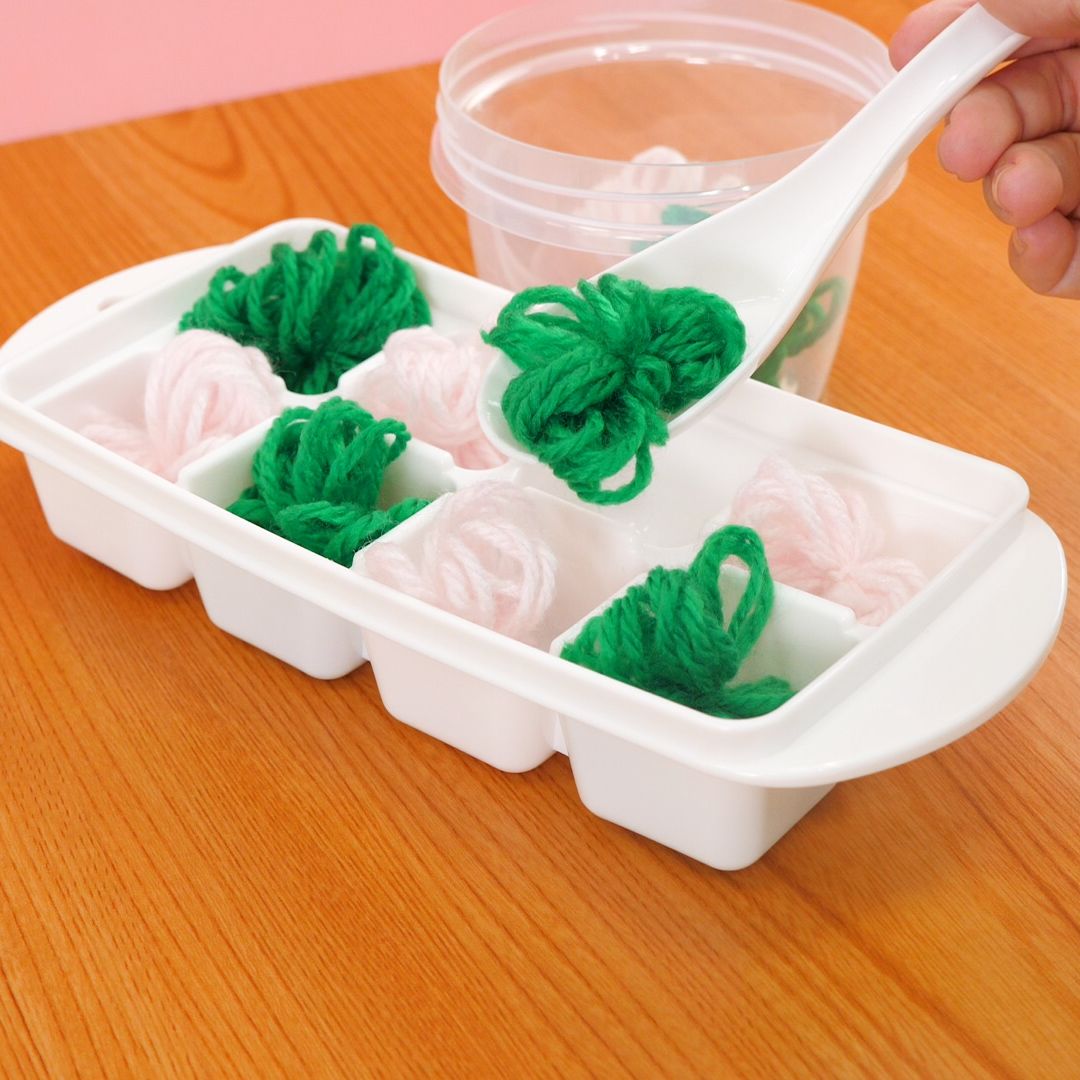 お箸練習の注意事項⚠️ , ゴムは大小準備しました。, 小さい方は普通のゴムを二重にしても出来るけど、キツすぎると余計に操作しにくくなるので,細めの小さいやつがオススメです☺️, 園によっては2歳児クラスでお箸練習始まりますが ,5歳頃まで正しく持てなくても大丈夫‼️ ,3歳頃からできる子もいるけど、, 出来ないからといって焦らなくていい✋, 「手の構造的に」難しい動きだからです🥢,