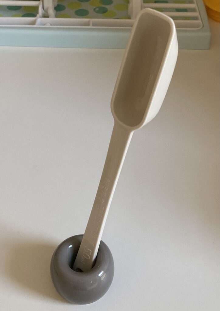 Amazon.co.jp: 粉ミルク用 計量スプーン 100ml用・50ml用 各1本入り日本製煮沸・レンジ・薬液OK小さめの哺乳瓶にもすっぽり入るスリム設計グレー: ベビー＆マタニティ