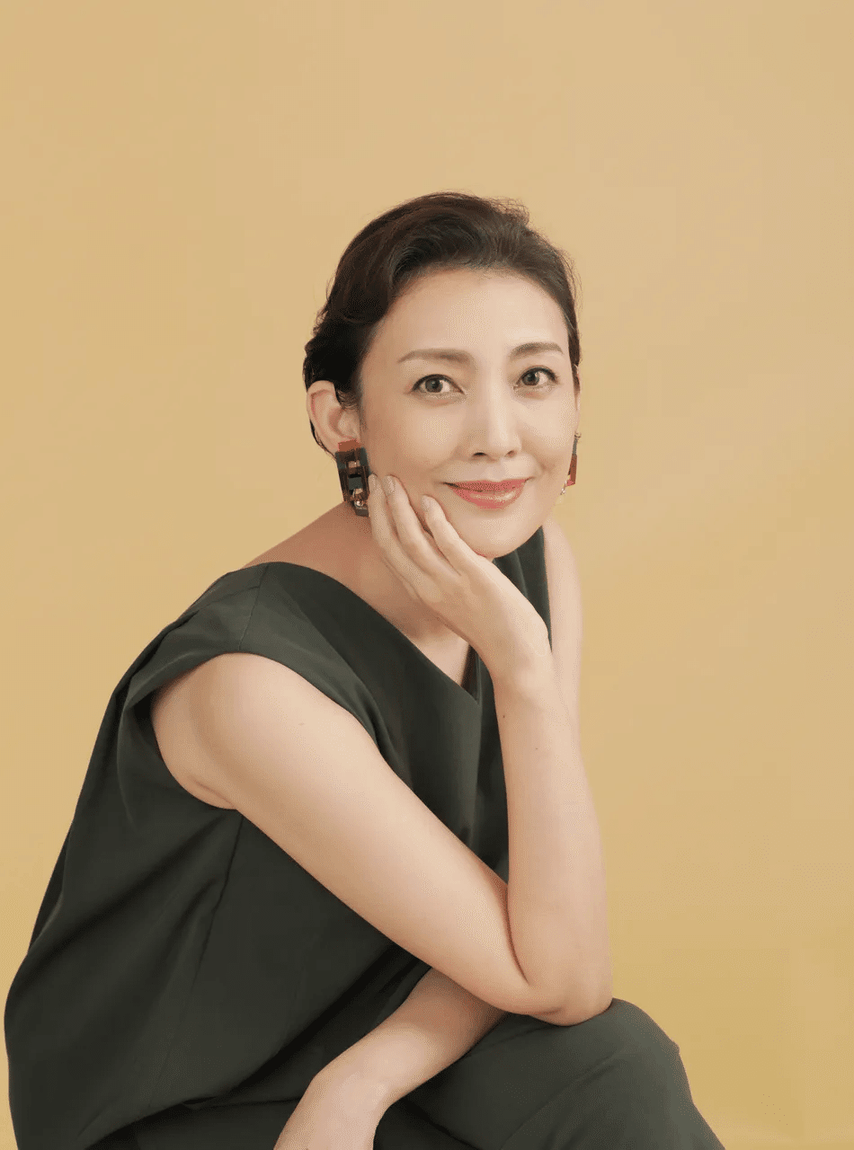 女性と男性の手に赤いハート、柔らかいハートの形をした手、カップルの愛、バレンタインデー。の写真素材・画像素材 Image 116343229