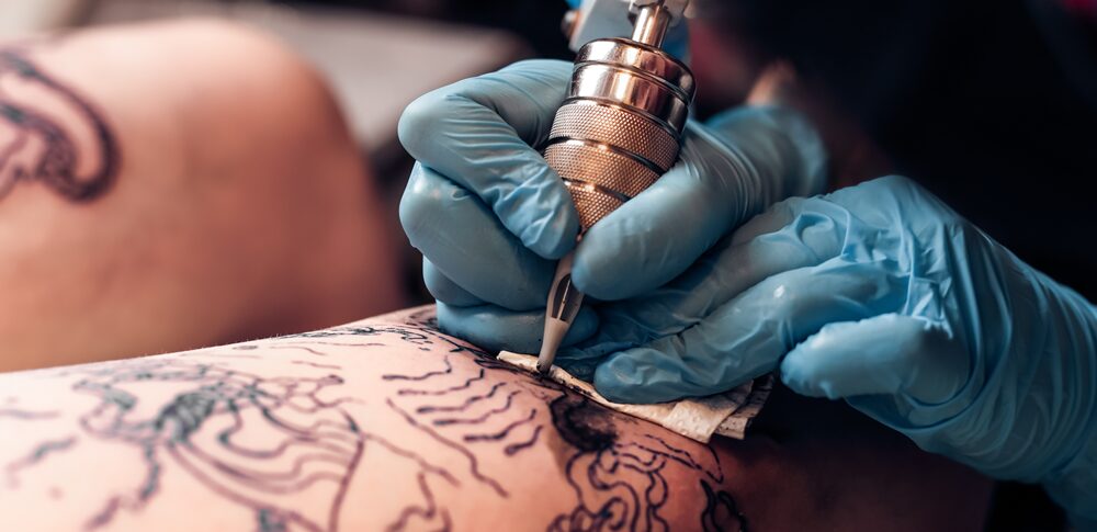 顔タトゥー 日本人に広がる理由とは？文化背景とリアルな声を徹底解説 - HIP HOP BASE