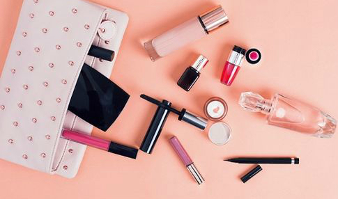 大人気モデル達が使う40種類以上のメイク道具を大公開
