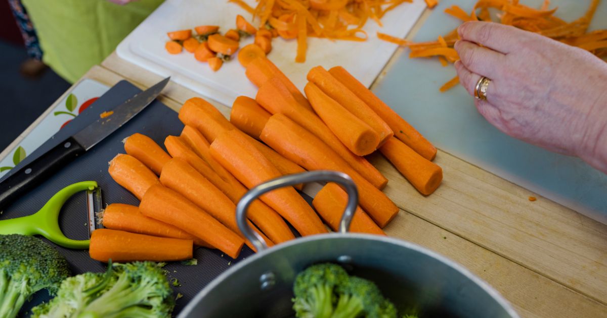 人参の皮むき。むかないのもアリ！むく場合の簡単な剥き方も解説。やまでら くみこ のレシピ