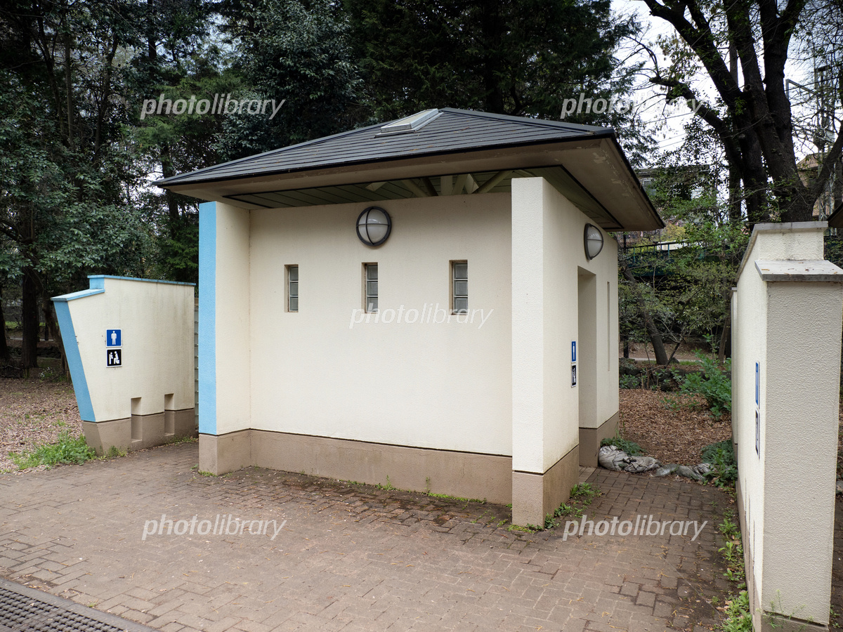 公共の公園で古いトイレの写真素材・画像素材 Image 92287070