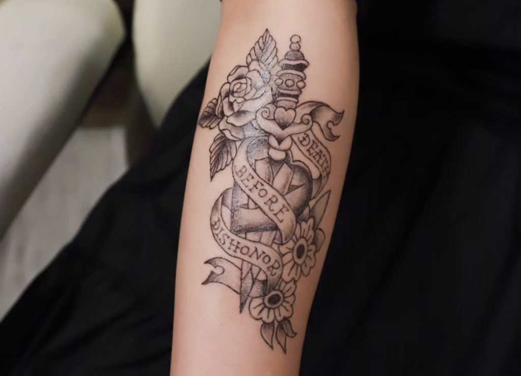 Fast Tattoo Cafe Monin モナン薔薇薔薇タトゥー 薔薇は本数で花言葉が変わり、1本は「私にはあなたしかいません」3本で「愛しています」などがあります花の色や花の状態によっても意味が違います🌹 薔薇のタトゥーの意味は「愛」「美」「繁栄」などがあります💫 ご