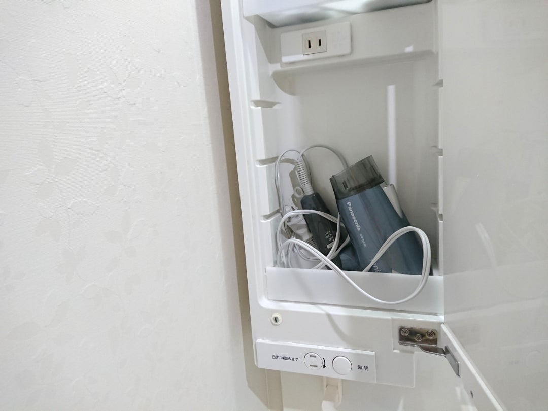 ヘアドライヤー、コードを巻かずにサッと使ってパッと片づける。地震、通電火災など安全も確保できる収納の工夫暮らしはラクに楽しく