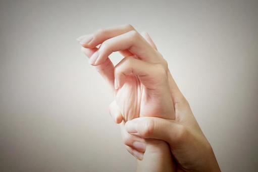 女性の手を握る男性心理。付き合ってないけど好意がある時の握り方とはSmartlog
