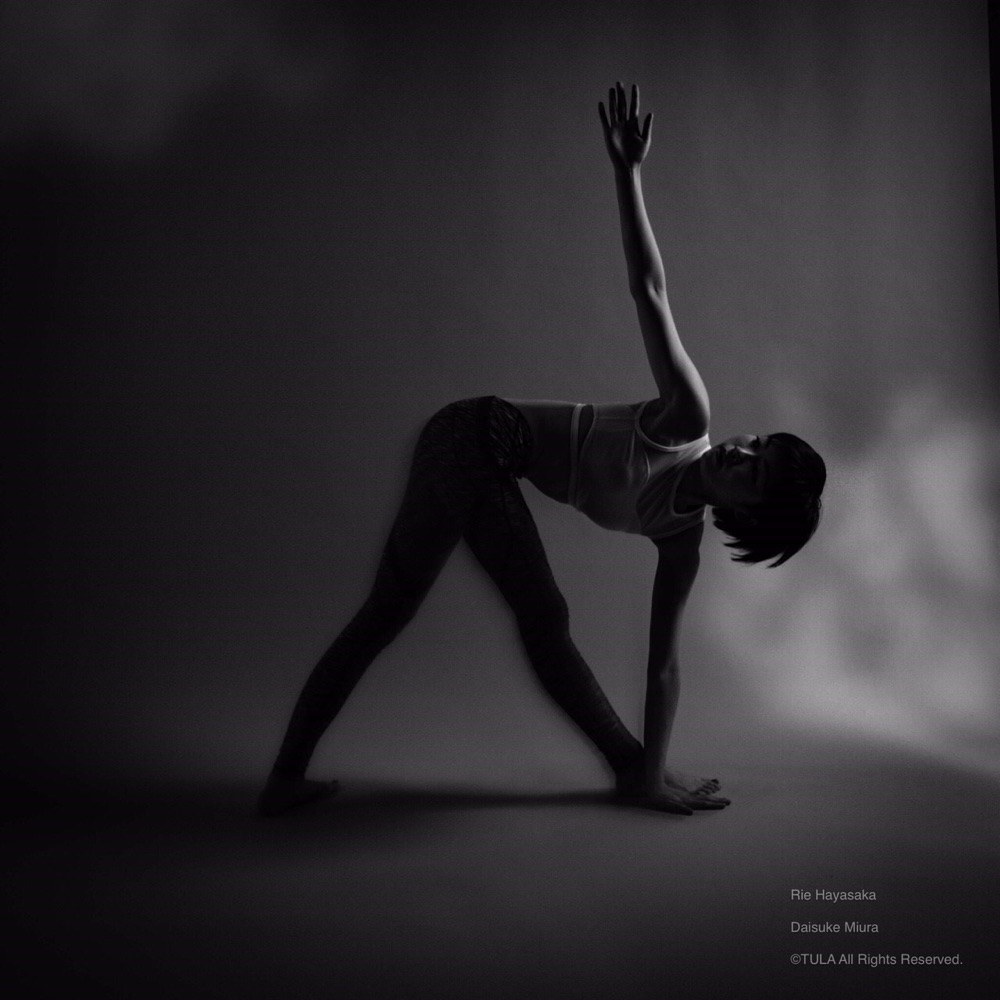 パリヴリッタパールシュヴァコーナーサナ ねじった体側を伸ばすポーズ の効果とやり方・図解フレアプラス 東京のヨガスタジオ