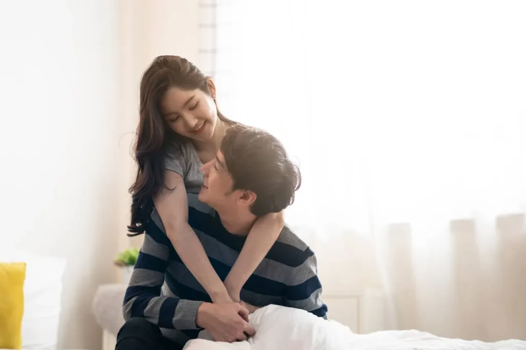 肩を抱き寄せる男性心理15選酔って肩を組む男は何目的？Cuty