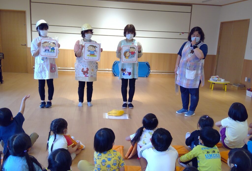 地震から火災が起きた想定で避難訓練を行いました🚒, 地震が起きると保育者の話を聞いてすぐに机の下に隠れたり、,保育者のところへ集まったりしていました⭐︎,避難訓練地震認定こども園保育園堺市北区あかつきほいくえん北区堺市保育園
