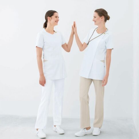 医療事務・ドクター秘書学科の学生に白衣が届きました！香川県の専門学校 穴吹カレッジグループ 高松四国で専門学校に通うなら、充実の学びで専門力を身に付ける！資格と就職に強い実績校