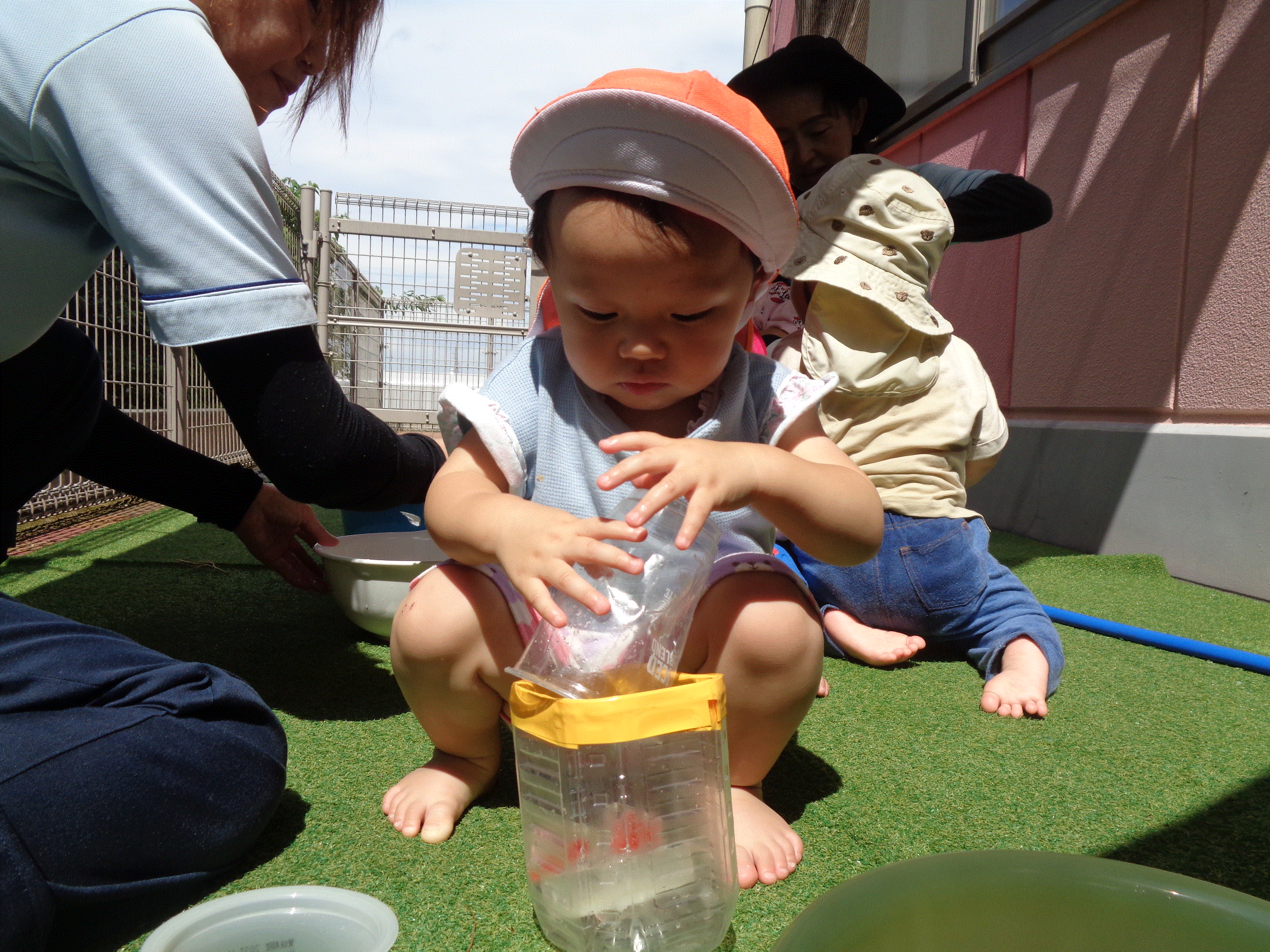 0歳児クラスの氷遊び🧊✨, つめたいっ！ツルツル～！の感触に夢中, 氷をパクパク食べる真似っ子をする姿も, 見られました🤭✨,とってもかわいい仕草、実はこれも大切な学び🌱, 氷を食べ物に見立てる事はごっこ遊びや想像力の, 広がりに繋がる一歩です😳👏,冷たさや溶けていく様子を五感で感じながら, 発見と驚きを楽しんでいます😌🎶, おうちでもコップに氷を入れるだけでも,