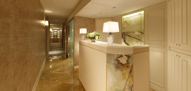 一度のエステで変化を実感できるサロン！ 同サロンではデコルテからお顔までのオールハンドエステを提供しております。初回はトライアル料金で体験もできます。 代表自身、敏感肌で化粧品選びに苦労し、同じように敏感肌でお手入れを諦めていた方にも、本格的なエステを