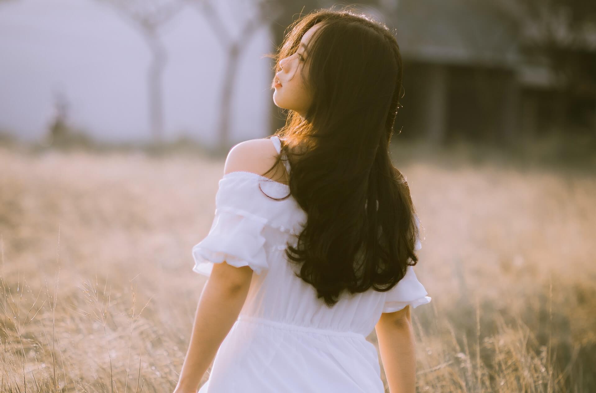 ツインレイ女性は苦労や波乱万丈な人が多い？家庭環境がボロボロだったり幼少期の闇も？ - Love Story