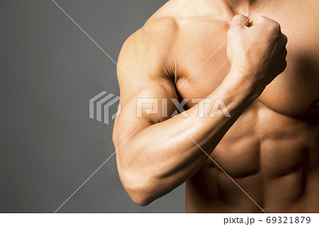 マッチョは腕の太さを聞かれたら、どれだけサバを読むのか