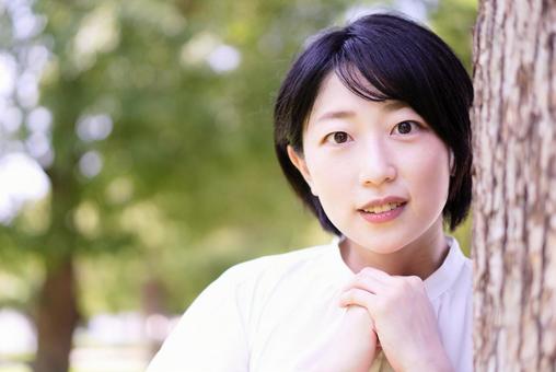 オフィスでもリビングでもOK！ 座りながらストレッチ2ページ目 ：シーン別 凝りとりストレッチ：日経Gooday グッデイ